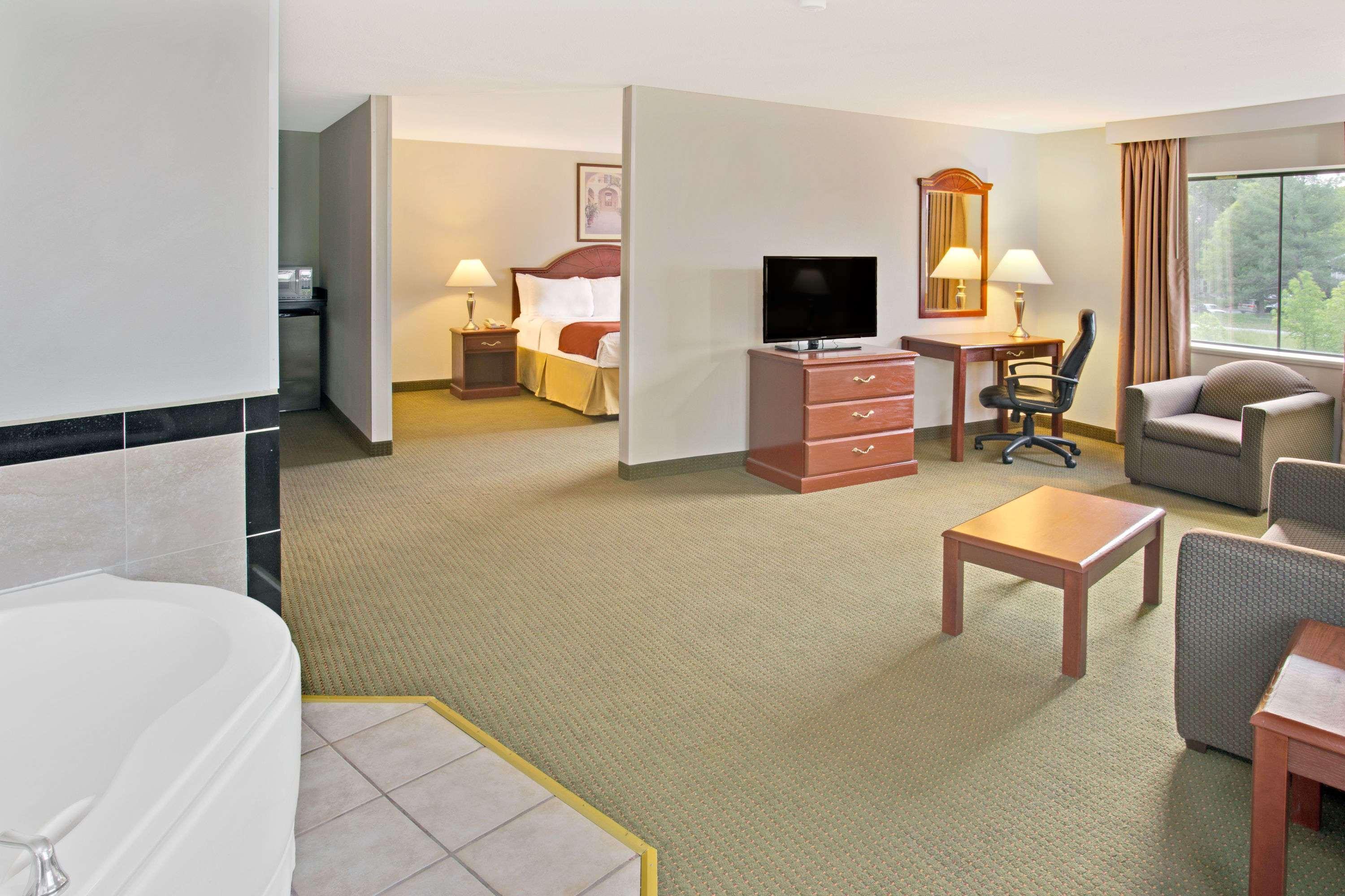 Days Inn & Suites By Wyndham Laurel Near Fort Meade Buitenkant foto