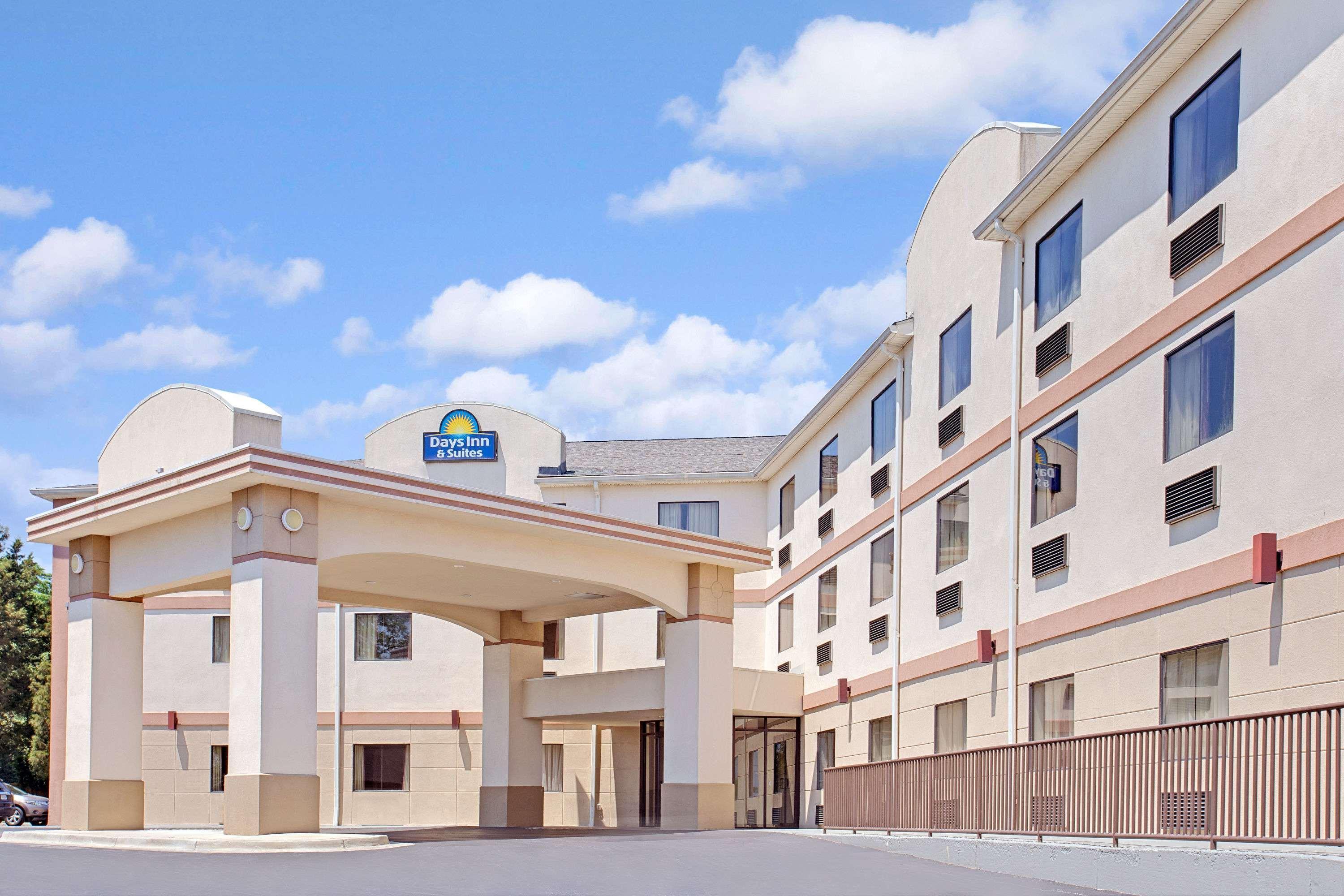 Days Inn & Suites By Wyndham Laurel Near Fort Meade Buitenkant foto