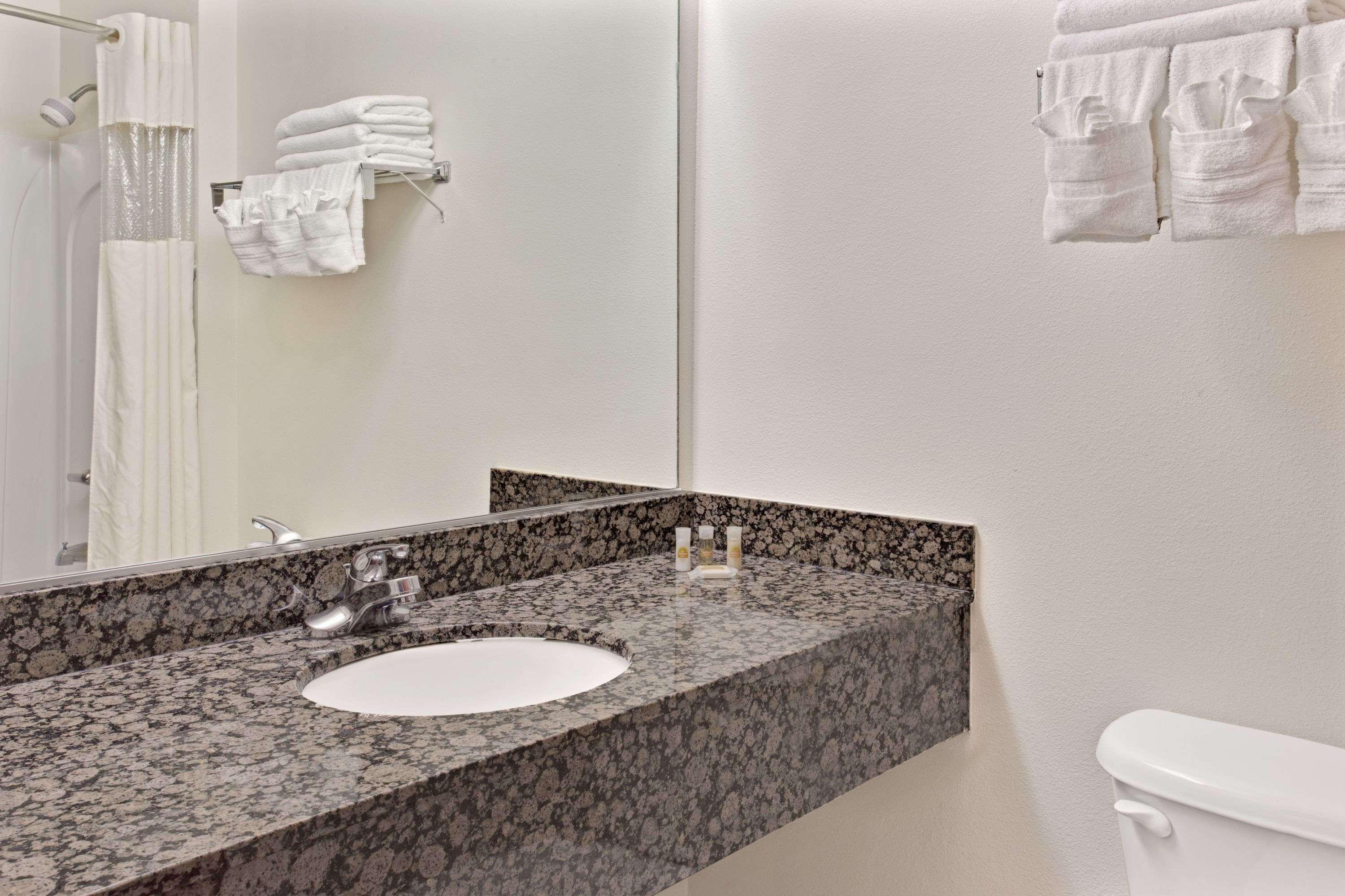 Days Inn & Suites By Wyndham Laurel Near Fort Meade Buitenkant foto