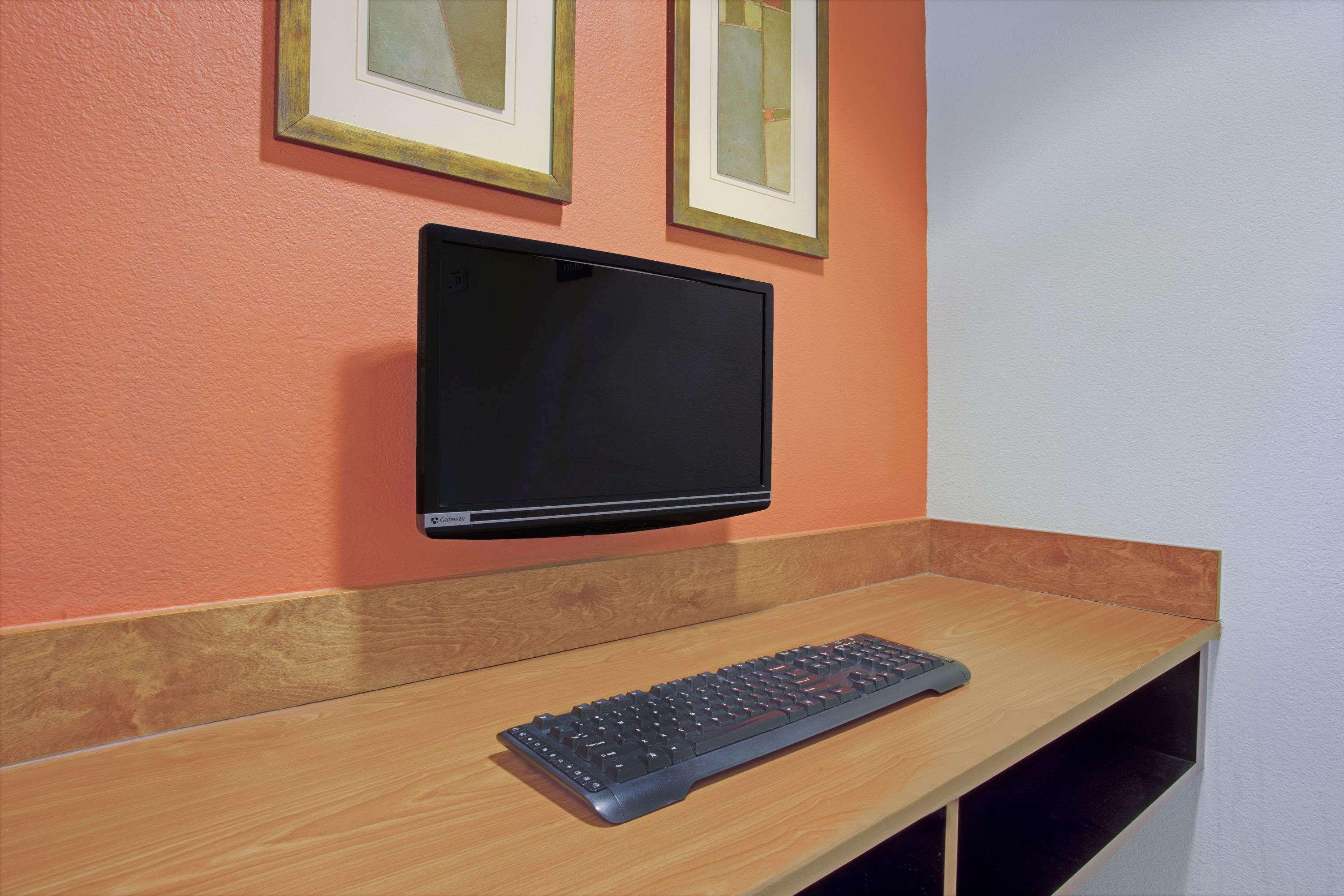 Days Inn & Suites By Wyndham Laurel Near Fort Meade Buitenkant foto